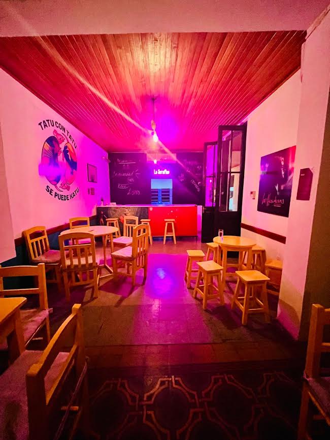 Interior de La Serafina, espacio cultural feminista de Aireana en Asunción.