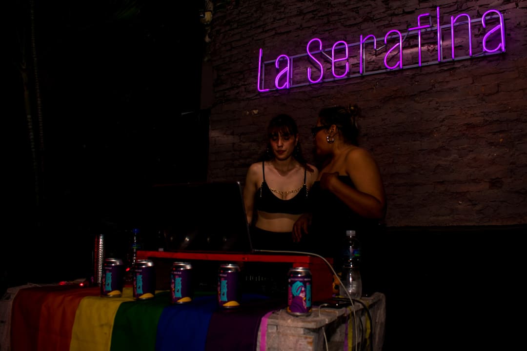 Relanzamiento de cerveza en La Serafina, parte de la circulación contemporánea del nombre de Serafina Dávalos.