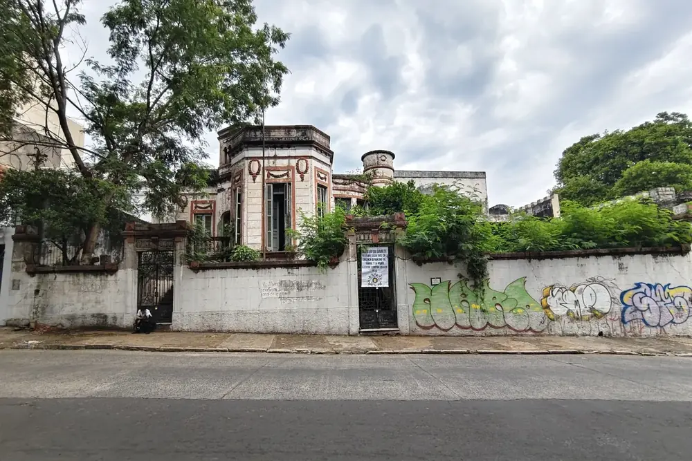 Casa Serafina en su entorno urbano contemporáneo